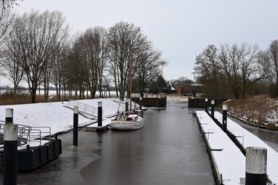 Schiff steckt im Eis fest