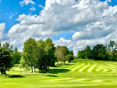 Golfplatz im Sommer