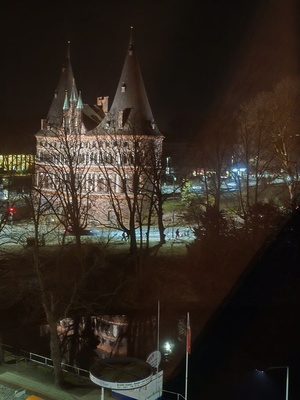 L&uuml;beck Holstentor bei Nacht