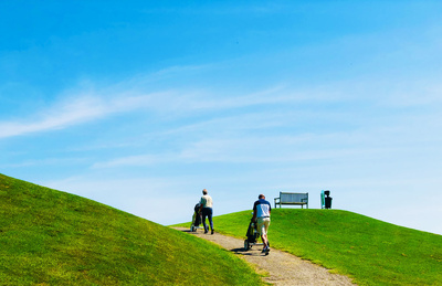 Golfspieler auf dem Weg zum Abschlag