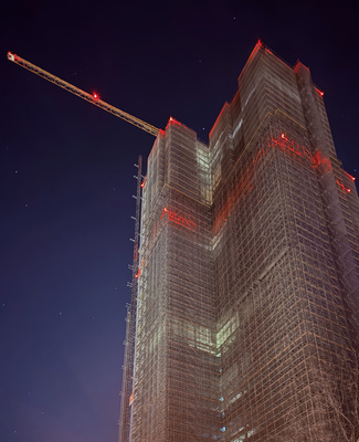Steglitzer Kreisel Berlin: Hochhausbau bei Nacht mit Ger&uuml;stbeleuchtung