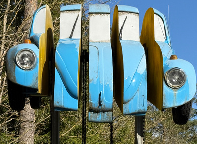 VW K&auml;fer Skulptur in Scheiben geschnitten auf Metallpfosten - Frontansicht