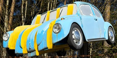 VW K&auml;fer Skulptur in Scheiben geschnitten auf Metallpfosten - Seitenansicht