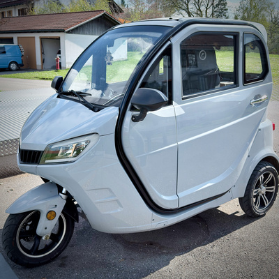 Wei&szlig;er e-Kabinenroller EV 3.1 seitlich
