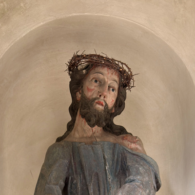 Detailaufnahme sp&auml;tgotischer Christusskulptur mit Dornenkrone und Blutspuren