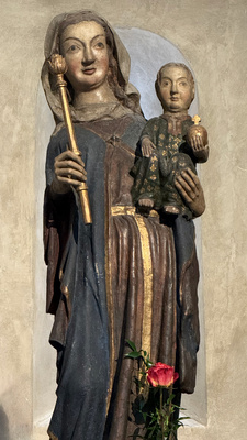 Romanische Madonna mit Kind, Zepter und Reichsapfel &ndash; polychrome Holzskulptur