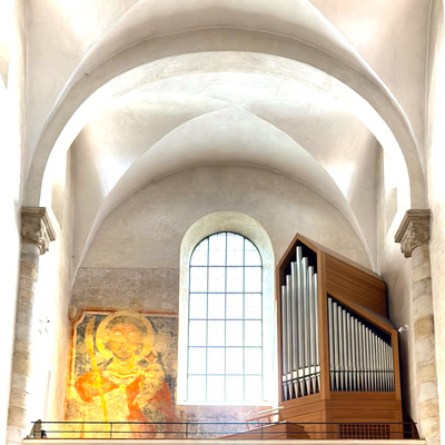 Romanisches Kreuzgratgew&ouml;lbe mit Orgel und byzantinischem Wandfresko