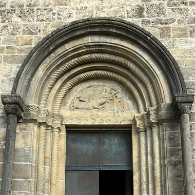 Altenstadt Basilika &ndash; romanisches Stufenportal mit Tympanon-Relief und Archivolten