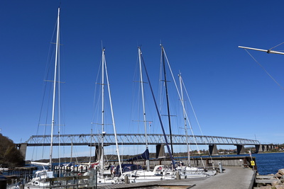Segelboote vor der Br&uuml;cke
