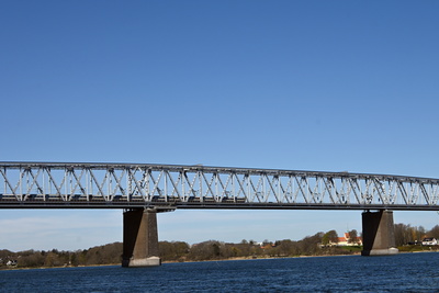 Zug f&auml;hrt auf der Br&uuml;cke