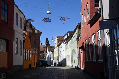 Alte Strasse mit Schirmen als Hingucker