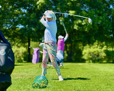 Seniorin auf der Driving Range