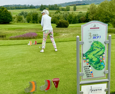 Golferin am Abschlag