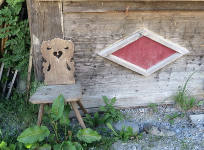 Alter Stuhl vor einer H&uuml;tte