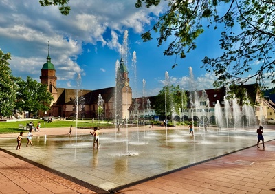 Marktplatz mit Wasserspielen in Freudenstadt