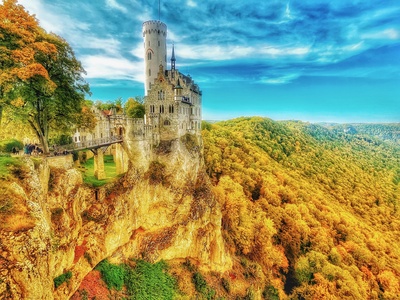 Burg im Herbstwald