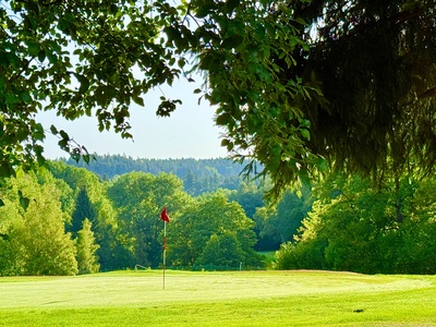 Golfplatz mit Fahne