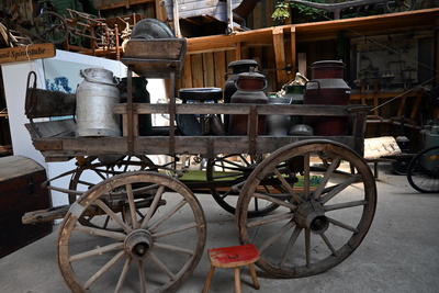 Milchkannen auf dem Wagen
