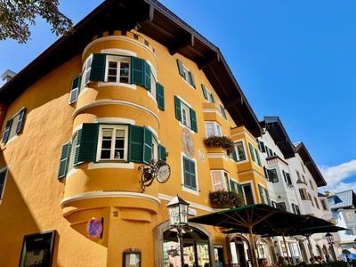 Gelbes Haus mit Rund-Erker in Kitzb&uuml;hel