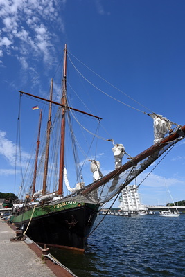 Segelschiff und die Klappbr&uuml;cke von Kappeln
