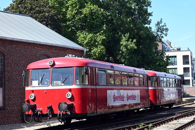 Roter alter Waggon mit Werbung