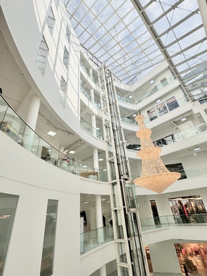 Atrium mit Kronleuchter