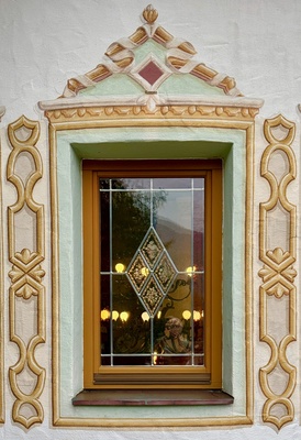 Fenster mit kunstvollem Rahmen