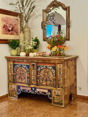 Antiker Schrank mit toller Bemalung