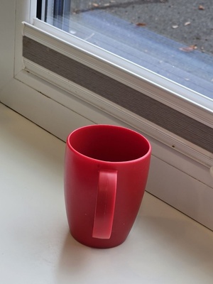 Ein roter Becher