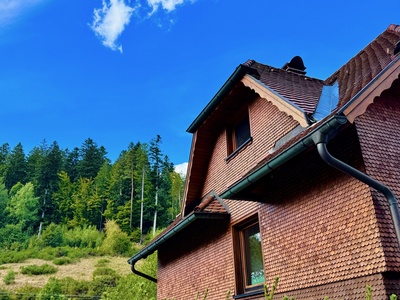 Hausfassade mit Holzschindeln