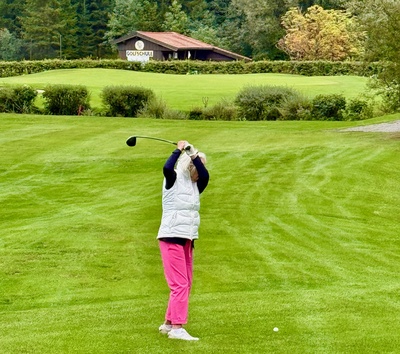 Golfspielerin auf dem Fairway