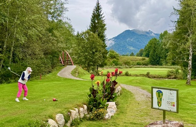 Golfspielerin beim Abschlag