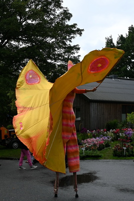 Schmetterlingsfrau auf Stelzen