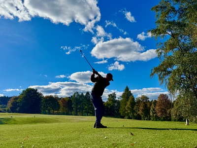 Golfer am Abschlag